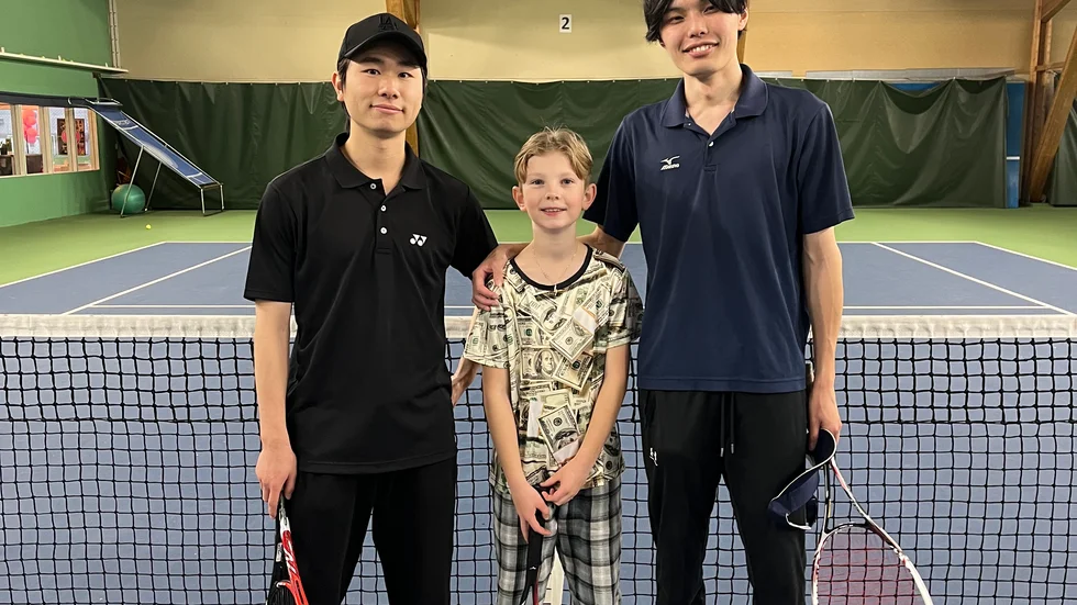 Manoto Chiba och Masayuki Kobayashi på varsin sida om WTRK-talangen Jonathan Lindström. De japanska studenterna var i Västervik för att visa hur soft tennis funkar.