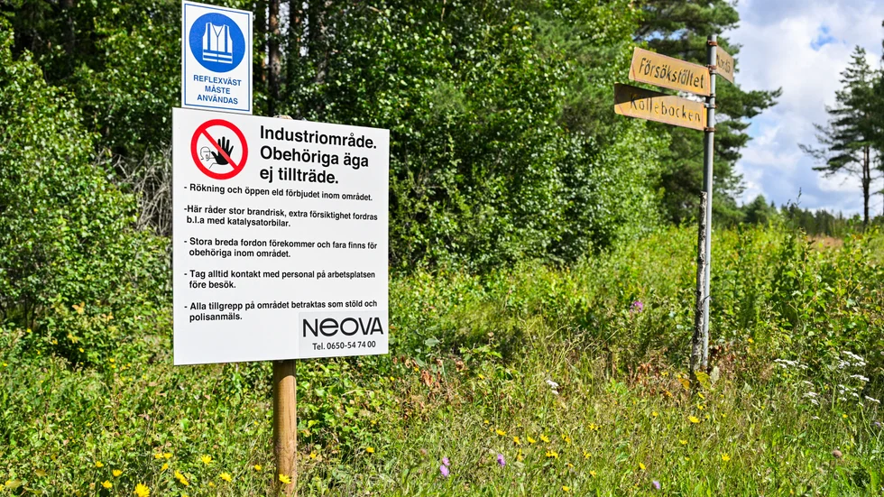 Att låta obehöriga bara klampa in på industriområden är förenat med livsfara. Det har dock inte hindrat tingsrätten i Eksjö i Småland från att förklara att allemansrätten råder även där. Täkten på bilden har inget med det aktuella fallet att göra.