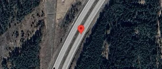 Stopp i ett körfält på grund av en stillastående personbil på E4