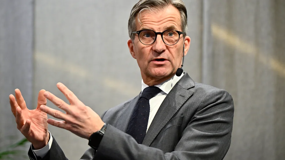 Riksbanken, med chefen Erik Thedéen, väntas sänka räntan "åtminstone" en gång till i år, enligt en ny prognos från Swedbanks ekonomer. Arkivbild.