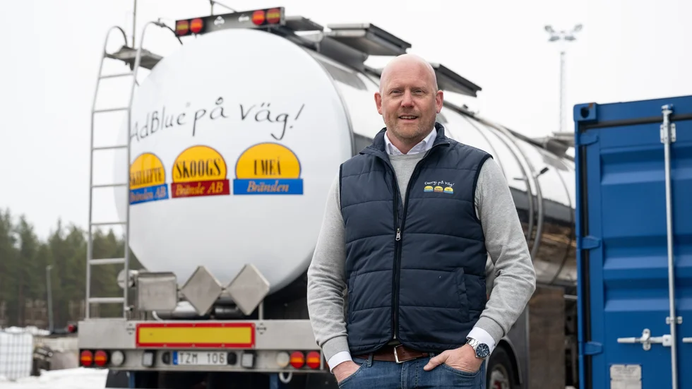Skoogskoncernens drivmedelsbolag Skoogs bränsle startar Sveriges nordligaste fabrik för tillverkning av dieseltillsatsen AdBlue. Den nya fabriken ligger på Haraholmen och beräknas kunna producera 20 miljoner liter adblue per år.
