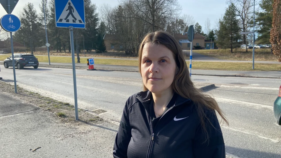 Övergångsställen i centrala Nävertorp saknar tydliga markeringar för synskadade. Marie Olsson vill att kommunen förbättrar tillgängligheten för synskadade utanför stadskärnan. 