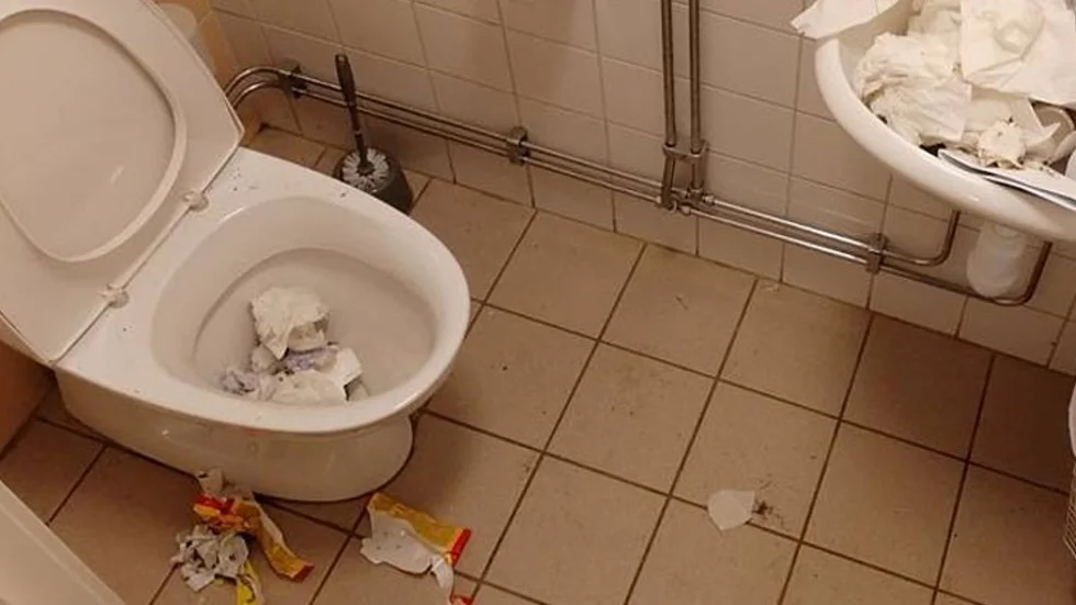 Den oidentifierade mannen som misstänks vara hemlös vandaliserar Trosa kommuns offentliga toaletter. Bild från annat sammanhang.