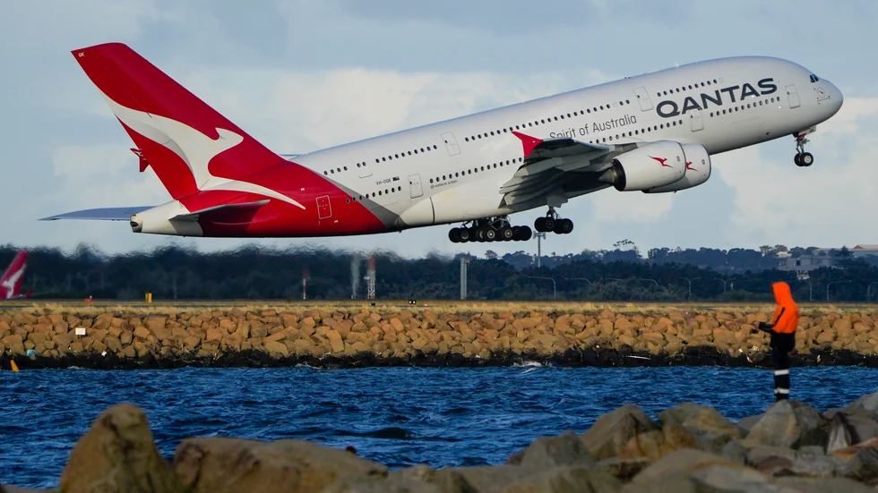 Arkivbild på ett Qantasflyg som lyfter från Sydneys flygplats.