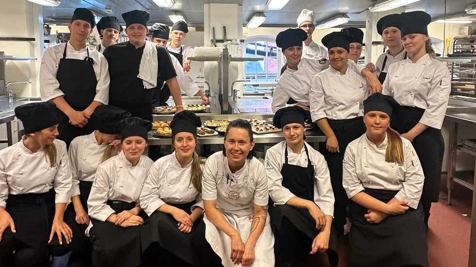 Årets kock Desirée Jaks tillsammans med eleverna på restaurang- och livsmedelsprogrammet.