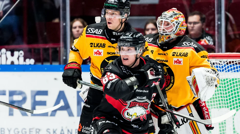 241003 Malmö Redhawks Fredrik Händemark och Luleås Erik Gustafsson och målvakt Joel Lassinantti under ishockeymatchen i SHL mellan Malmö Redhawks och Luleå den 3 oktober 2024 i Malmö. 
Foto: Christian Örnberg / BILDBYRÅN / COP 166 / CO0476