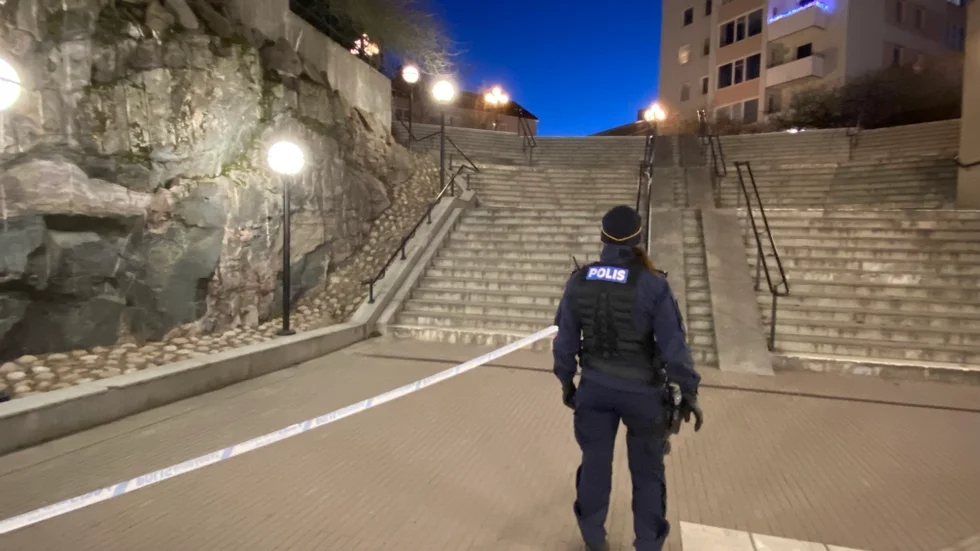 Polis på plats för att hålla koll på avspärrningarna.
