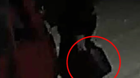 Den åtalade mannen tankade en bränsledunk medan han höll mobiltelefonen i sin andra hand. Ett kontoutdrag visade senare att han hade tankat cirka 3,7 liter bensin.