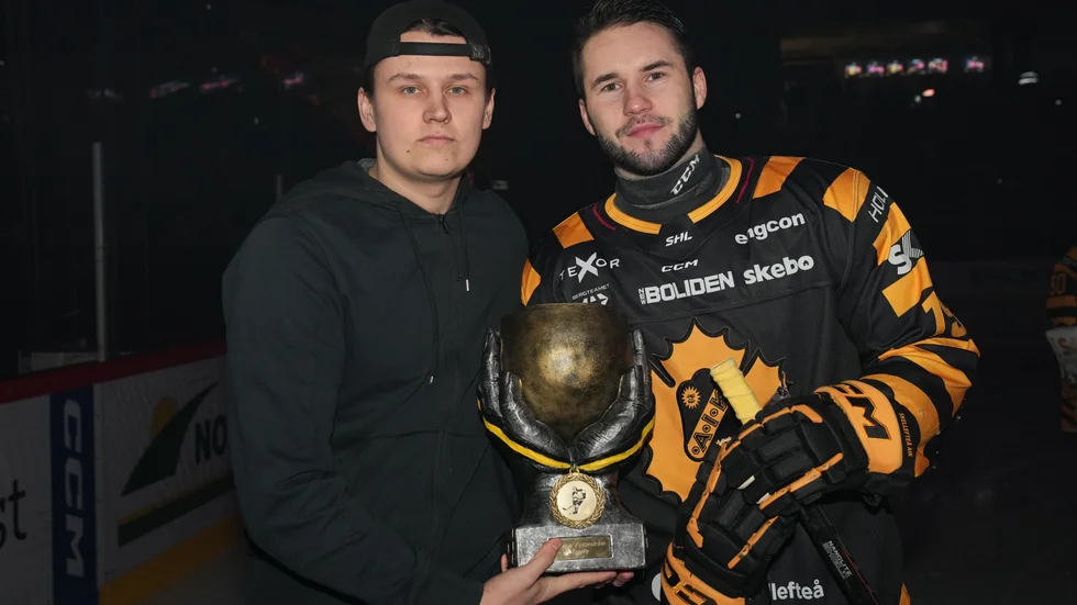 Pontus Petterström Trophy delades ut till Skellefteå AIK:s Martins Dzierkals inför nedsläpp i hemmamatchen mot Modo.