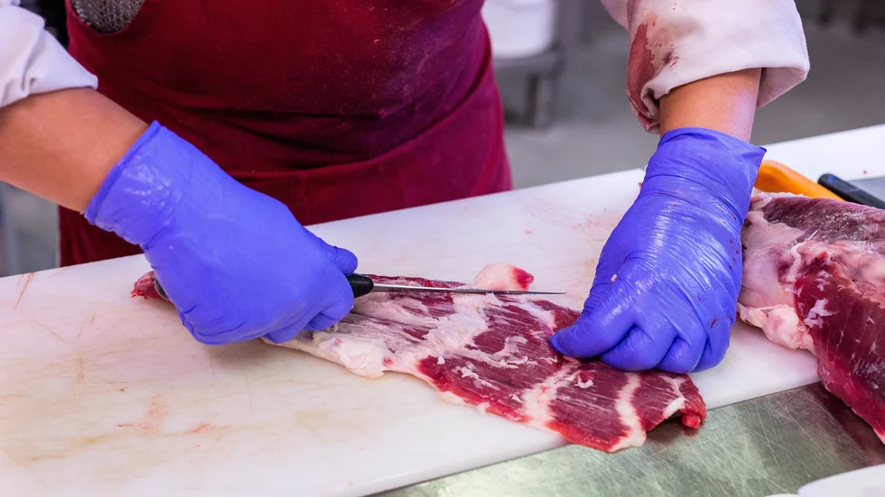 Matpiraten i Katrineholm brister på flera punkter när det gäller hantering av kött. Bilden är en genrebild och visar inte den aktuella butiken. 
