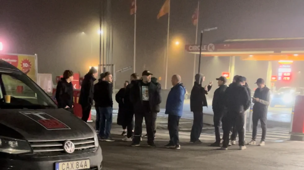 Politikerträffen med epa-ungdomarna tog plats på Circle K:s parkering i Knivsta. Runt 40 ungdomar dök upp.