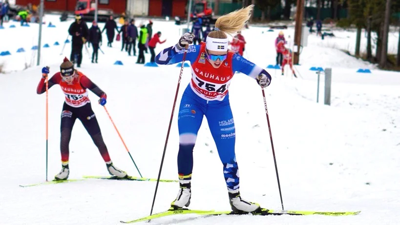 Ebba Holmgren tävlar för Hudiksvalls IF men kommer från Arjeplog. Nu visar hon fin utveckling i längdspåren, trots att ryggproblem spökat för henne.