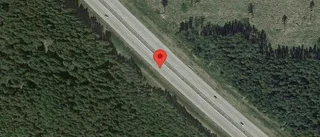 Personbil i singelolycka på E20