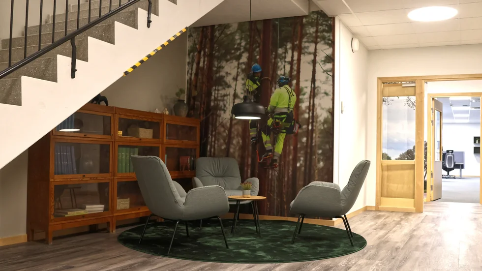 Ytor som tidigare inte använts har fått nytt liv, som här under en trappa har det vuxit fram en yta för samtal.
