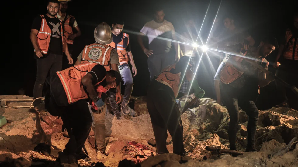Sökande efter saknade efter den israeliska attacken natten till tisdagen.