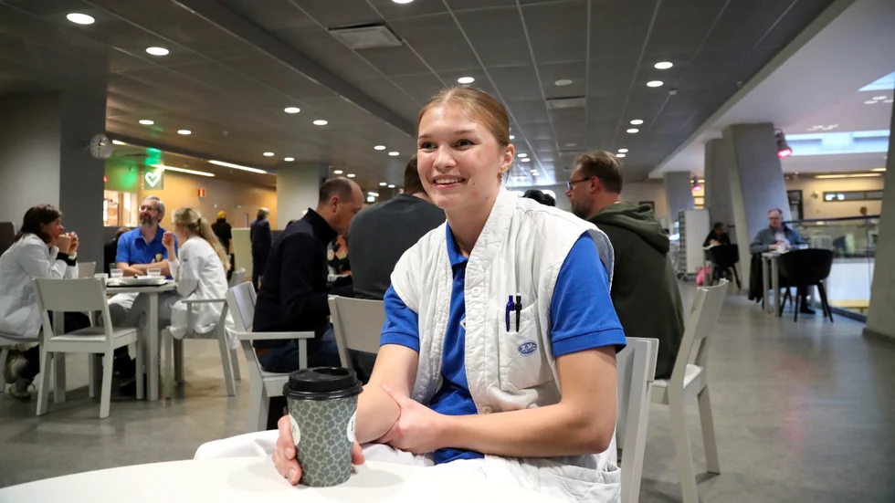 Poa Andersson under lunchen på på universitetssjukhuset. När vi ses har hon praktik på jouren. Dagen efter väntar match med Linköpings VC. 