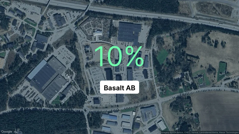 Illustrationen visar rörelsemarginalen för Basalt för det senaste året. Bakgrunden är en satellitbild över företagets adress.
