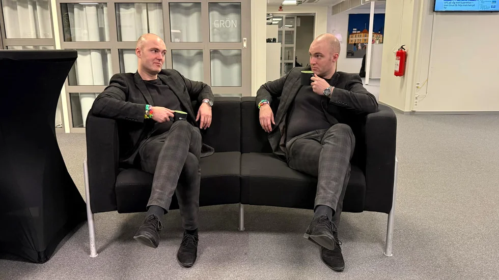 Simon Olofsson har en dubbelgångare och han gillar det. "Det är en berättelse lika bra som på film", skriver han.