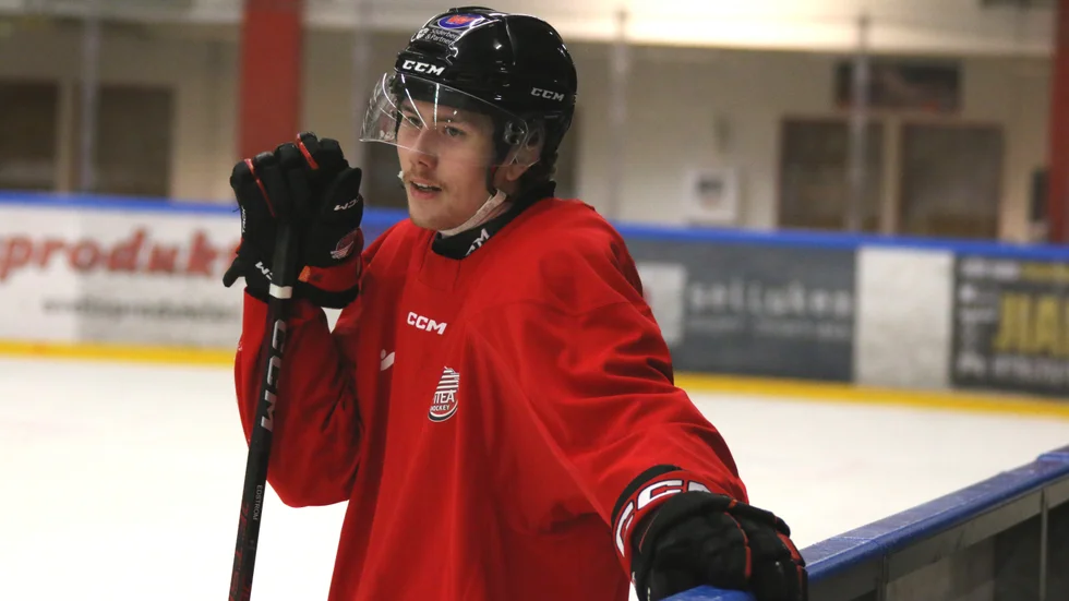 Victor Edström tränar med ett leende på läpparna. "Det är kul att vara på is igen", säger Piteå Hockey-forwarden.