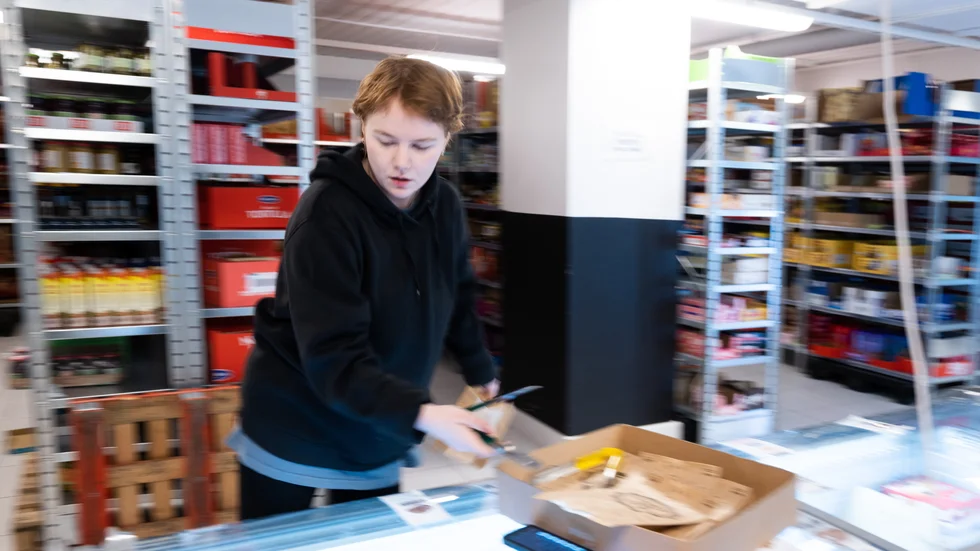 Tintin Hansson Karlsson arbetar som plockare i Foodoras lager i Luleå.