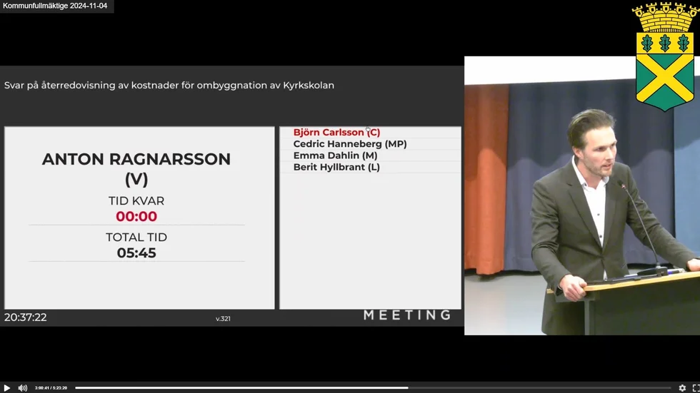 Anton Ragnarsson i talarstolen under måndagens fullmäktige i Flen. Hans förslag om en fullmäktigeberedning var det enda förslaget som togs upp i debatten om Kyrkskolan.