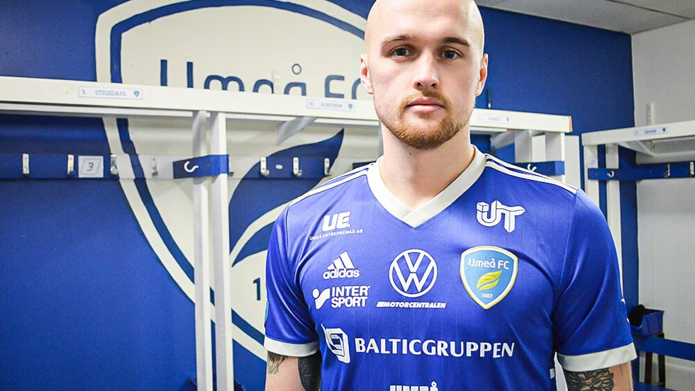Linus Marklund Panboon hoppas på avancemang för Umeå FC. Dessvärre tvingas han följa matchen på datorn eftersom han är nyopererad.