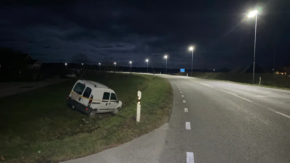 En bil körde av Södra Kustvägen i Klintehamn på tisdagskvällen. Föraren är misstänkt för rattfylleri.