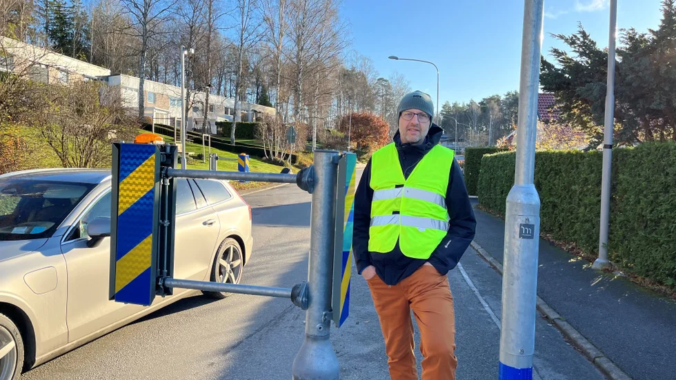 "En väg har valts ut där det passerar mycket bilar", berättar Richard Nilsson, på Norrköpingsföretaget Velgate som utvecklat tekniken.