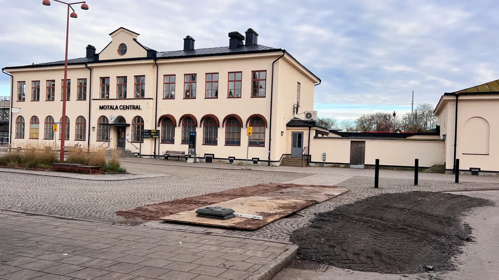 Det har temporärt gjorts en grusövergång utanför Järnvägsstationen så bussar ska kunna passera.