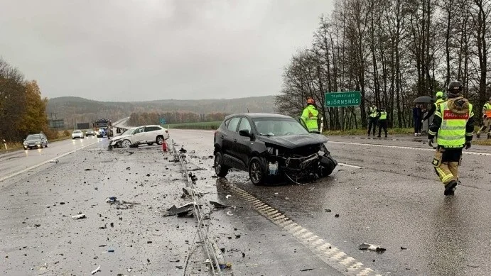 Olyckan inträffade på förmiddagen 4 november 2023. Den åtalade körde den svarta bilen.