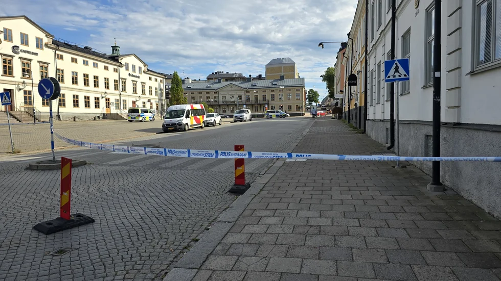 Polisen har spärrat av ett område vid Gamla Torget i Norrköping under tisdagseftermiddagen.