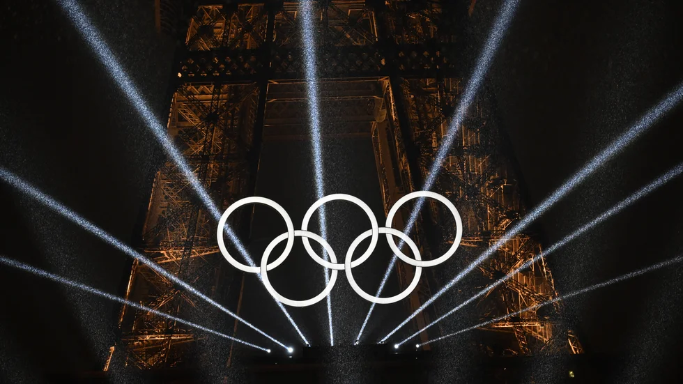 Eiffeltornet med de olympiska ringarna i samband med OS-invigningen tidigare i somras.