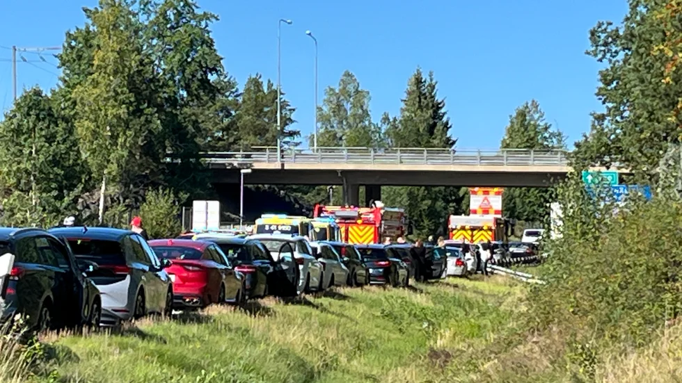 Stopp i trafiken på E20 efter olycka. 