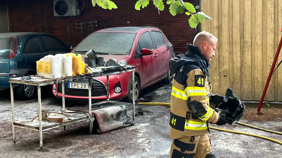 Arbetsvagnen stod inne i garaget men flög ut i en explosionsartad brand.