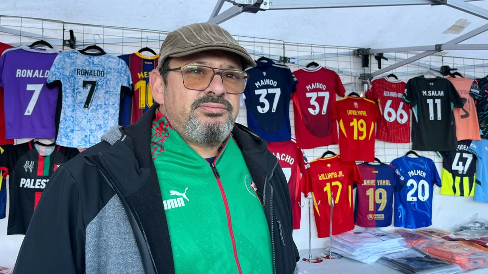 Zakaria Marrakchi säljer bland annat fotbolsströjor och sådant ungdomar kan gilla. Han råkar ofta ut för swishbedragare.