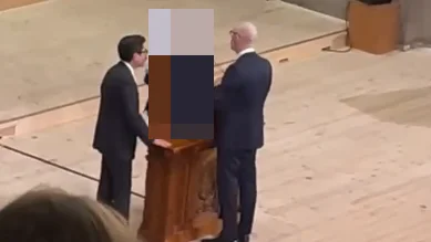 En student plockades av från scenen efter att hen höll tal på juristernas ceremoni.