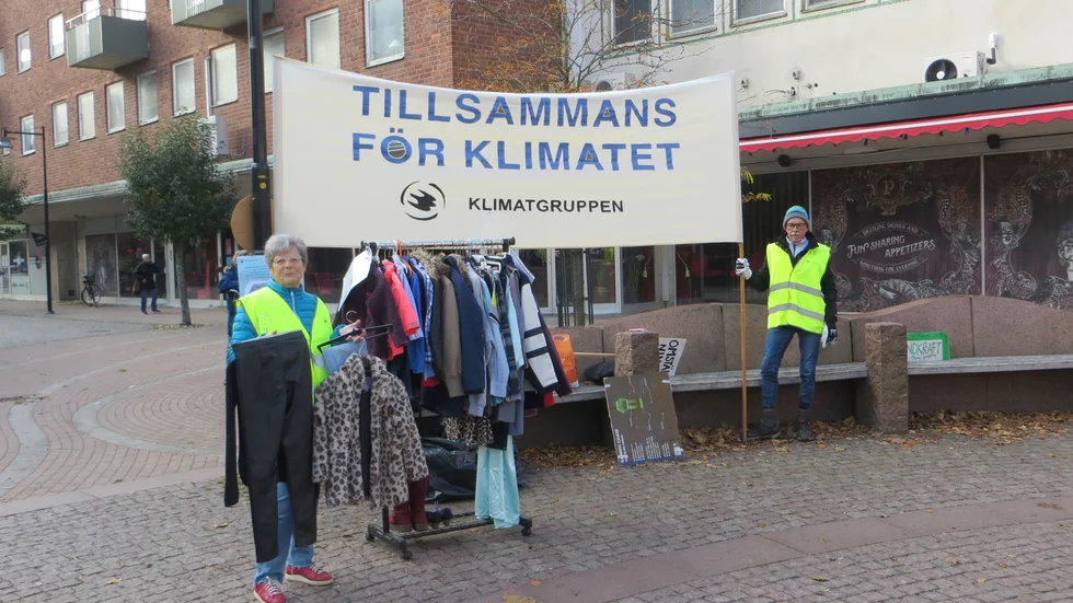 Torgmöte på Strömplan med tema "Max 5 nya plagg per år". Begagnade kläder från Diakonicentrum gavs bort. 