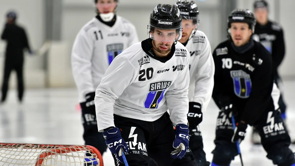Simon Blomqvist på tisdagens Siriusträning. Det blev sjukhusbesök för Blomqvist tidigare på tisdagen efter att ha fått en skott över munnen på måndagens träning.