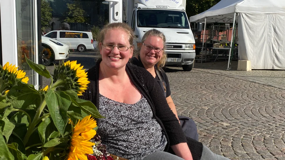 Ewelina Lundgren och Ida Larsson, som driver Alfredssons blommor, öppnar filial i en av de omtalade containrarna på Stora torget i Nyköping.
