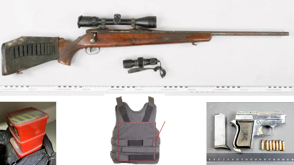 Vid tillslaget hittade polisen ett gevär, lådor med ammunition, skyddsväst och en pistol.
