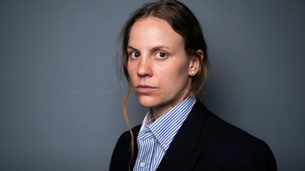 
Modeskaparen Ellen Hodakova Larsson från Strängnäs har vunnit årets LVMH-pris för unga talanger. Priset består av nästan 4,5 miljoner kronor och ett ettårigt mentorskap hos lyxvarugiganten.
