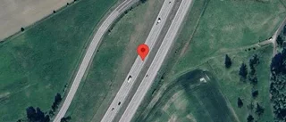 Stillastående personbil stör trafiken på E4