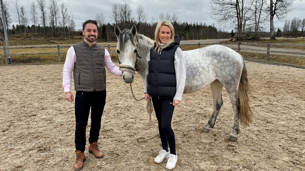 Poyan Sandnell och Malin Engström tar klivet in i Katrineholms ryttarförenings styrelse, som ordförande och ledamot. Med på bild är även ridskolehästen Bibbi, en Connemara.