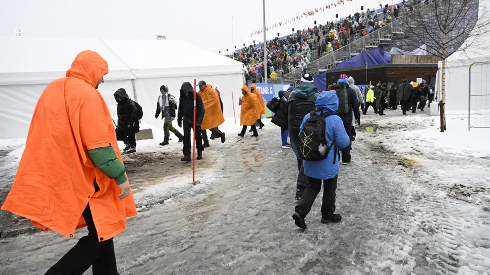Efter regn, snö och slask är det nu vinden som ställer till det under skid-VM i Trondheim.