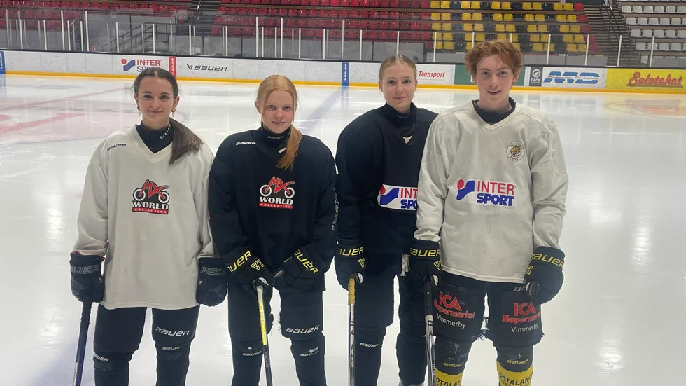 Vimmerbys Hockeys Elma Wärnelius, Elsa Zukiewicz, Leah Kostenius och Leo Ewing Valsecchi är med och jagar en plats i Smålandslaget. Saknas på bilden gör Alicia Fröberg.