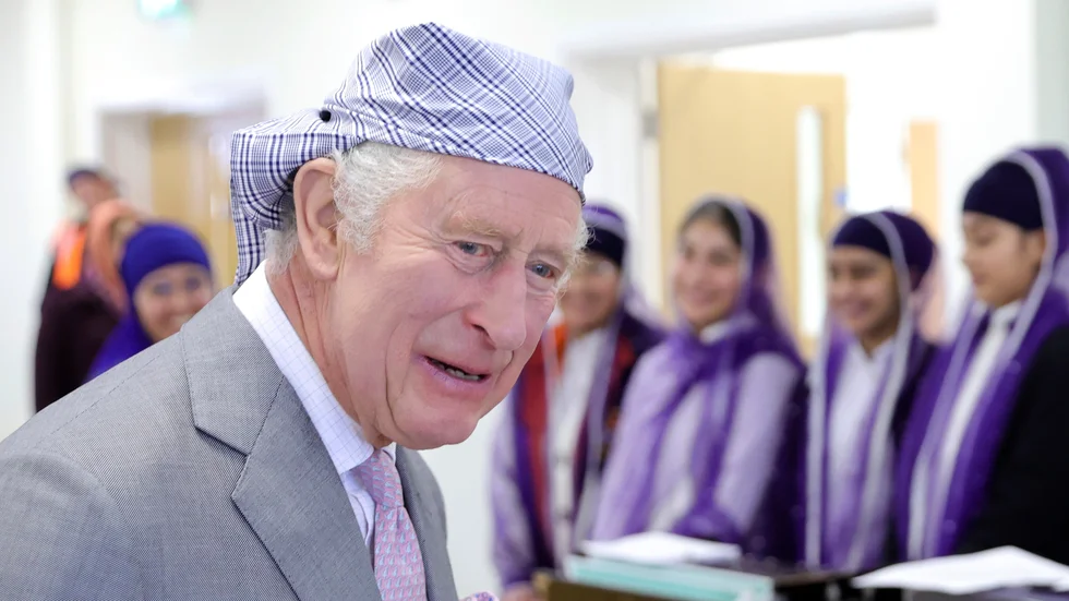 Kung Charles III, här under ett besök på en brittisk musikskola för traditionell indisk musik, släpper sin favoritmusik.