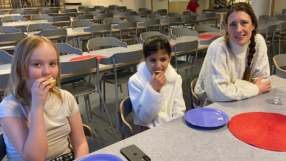 Emma Korzen och Khadija Alsaleh, båda 9 år, tillsammans med biträdande rektorn Tilde Vinberg.