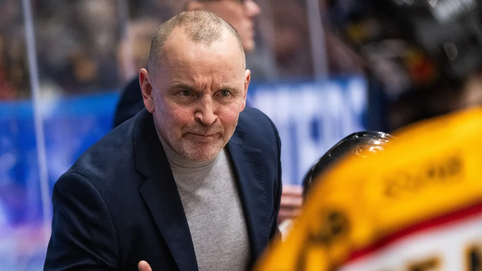 Luleåtränaren Thomas Berglund under derbyt i Skellefteå.
