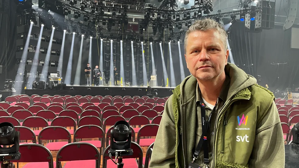 Här är spindeln i nätet. För tredje året i rad rattar Anders Wistbacka Melodifestivalen. "Det är fortfarande en del arbete som återstår. Vi behöver finjustera ljuset och TV-kameror, men vid 10-tiden på torsdagen ska de första repetitionerna starta", berättar projektledaren på Sveriges television.