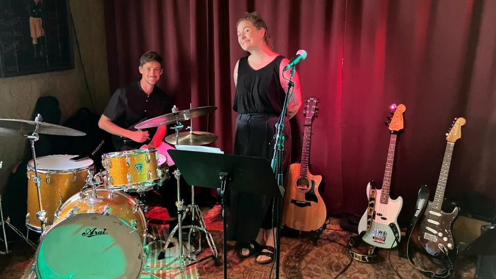 Pierre Nilsson och Julia Wiel Fredén uppträder också själva som musiker. Bilden togs i samband med en konsert på Hotell Hulingen.